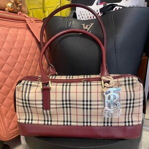 Burberry Plaid shoulder bag with Burgundy Accents Preowned repaired
Gold charm